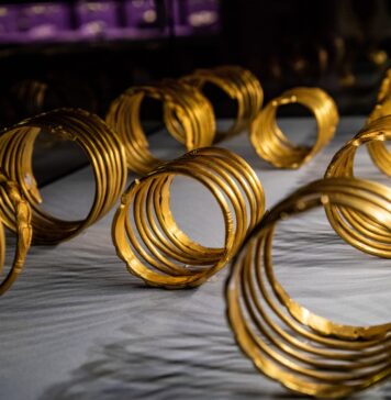 A 14-a brăţară dacică de aur, recuperată din Munţii Orăştiei, va fi prezentată de autorităţi la Muzeul Naţional de Istorie a României