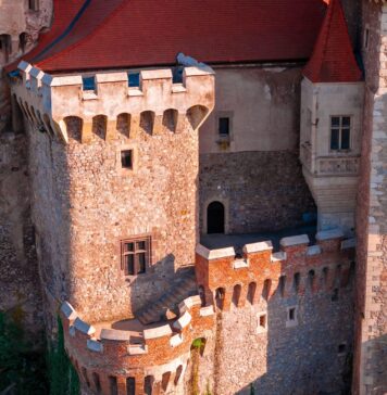 Castelul Corvinilor trece la programul de vară!