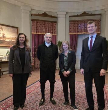 Natalia Intotero, alături de Excelența Sa Kathleen Kavalec, Ambasadoarea Statelor Unite ale Americii și Excelența Sa Giles Portman, Ambasadorul Regatului Unit al Marii Britanii şi Irlandei de Nord, pe platoul de filmare al unui serial de docu-dramă, o co-producție US-UK