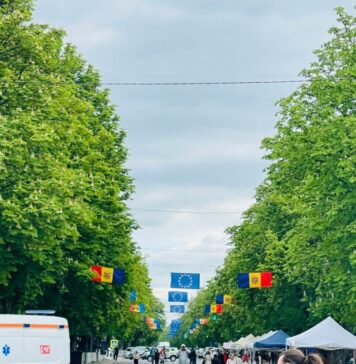 Peste 500 de români au trecut Prutul pentru a marca începerea construcției „Podului de Flori” de la Ungheni