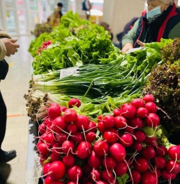 Românii pregătesc, în medie, un buget de 800 de lei pentru Paște și preferă să susțină producătorii locali (studiu)