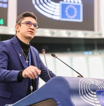 Luis Lazarus: Trăim momente cu adevărat istorice. În calitate de europarlamentar și de militant al statului român, conjur, somez oficialitățile statului român să blocheze imediat procesul electoral. A apărut judecătorul erou, Alexandru Vasile!