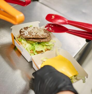 McDonald’s redeschide ușile bucătăriilor pentru clienți/ Tururi ghidate în restaurantele din toată țara