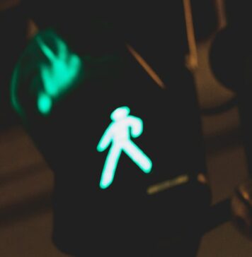 Un şofer din Bucureşti a fost ameninţat cu drujba în trafic, după ce a claxonat doi pietoni