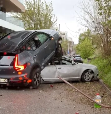 Accident spectaculos în Capitală. Un Volvo s-a urcat peste un Audi