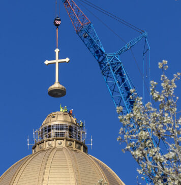 A fost montată crucea de 7 tone pe turla mare a Catedralei Mântuirii Neamului – FOTO