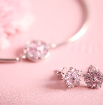 Jaf la pont într-o locuinţă din Bucureşti. Doi bărbaţi au sustras parfumuri, bijuterii şi bani