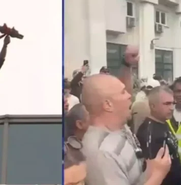 Protest în fața sediului ÎCCJ, după sentința definitivă de respingere a turului doi. Un bărbat s-a urcat pe clădire. Oamenii cer la unison turul doi înapoi