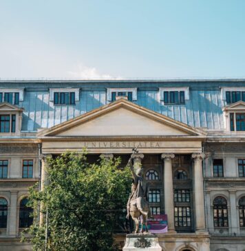 Universitatea din București va scoate la concurs în această vară aproximativ 8.300 de locuri la buget