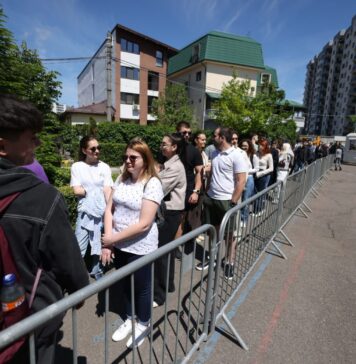 VIDEO Cozi la secția de votare din Regie. Studenții ies la vot pentru democrație și siguranță
