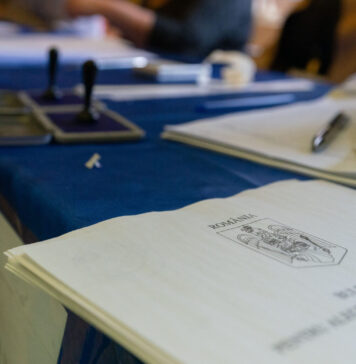 Incident violent la o secție de votare din Franța. O persoană ar fi fost lovită și scuipată de mai mulți indivizi /VIDEO