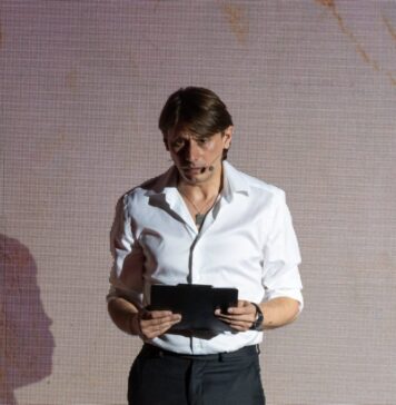 Actorul Marius Manole merge în licee să vorbească cu tinerii despre educație și implicare: „Acum suntem în situația asta pentru că ne-am bătut joc de educație”