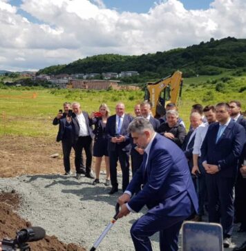 „Marcel mai rămâne, se agață disperat cu gheruțele de PSD pe care îl îngroapă fizic, după ce – a doua oară – mai pleacă puțin. Peste 2 săptâmâni – a treia oară – o să vrea să rămână, după ce (din nou) mai pleacă puțin”, scrie jurnalista Sorina Matei