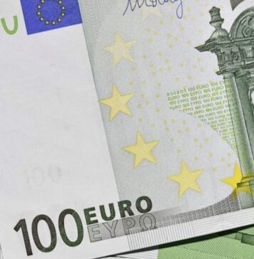 Euro trades at 5.0612 RON