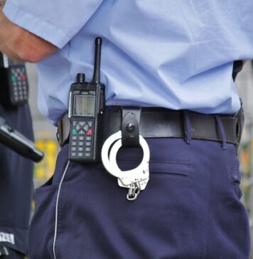 Tânăr din Capitală, reținut după ce a jefuit o bătrână și a mușcat un polițist