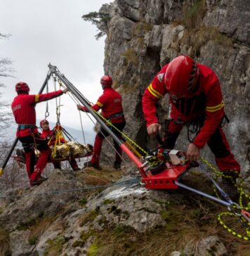 Avertizare pentru turiştii care merg la munte: să nu intre pe trasee nemarcate