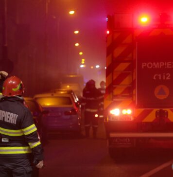 Pompierii anunță că 20 de copaci căzuți și nouă mașini avariate în București, în urma furtunii de vineri seară