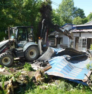 Primăria Timișoara demolează o pizzerie ridicată ilegal pe spațiul orașului