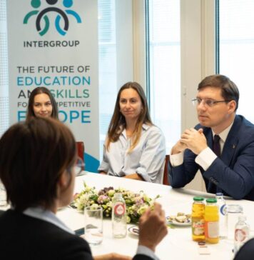 Victor Negrescu: Le urez mult succes tuturor celor care astăzi încep examenul de Bacalaureat