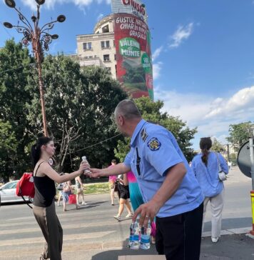 Primaria Capitalei va oferi 35.000 de sticle cu apă bucureștenilor care trec prin zone aglomerate din oraș