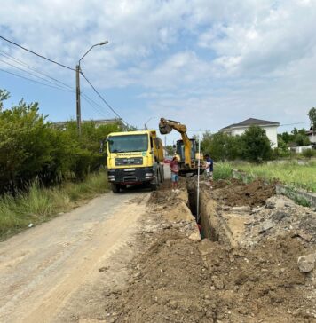 Lucrările de apă și canalizare avansează în Tunari: Rețeaua de alimentare cu apă este finalizată, iar canalizarea e în curs de execuție