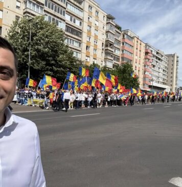 Susținătorii AUR, în stradă, de Ziua Tricolorului. Proteste la Târgu Mureș