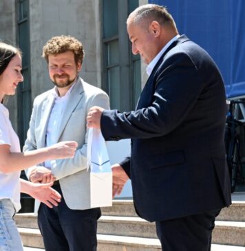 Zeci de elevi olimpici din Republica Moldova, premiați pentru al patrulea an consecutiv de Departamentul pentru Relația cu Republica Moldova