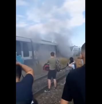 Incendiu la un tren „Săgeata albastră”, în Argeș/ 90 de persoane s-au autoevacuat – VIDEO