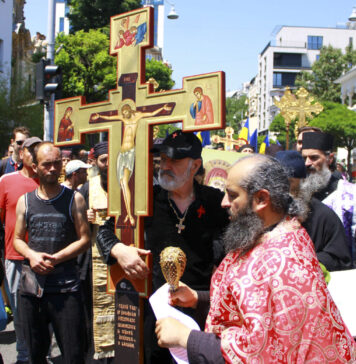 Gigi Becali a sfințit Calea Victoriei, pe drumul unde a avut loc marșul Pride / VIDEO