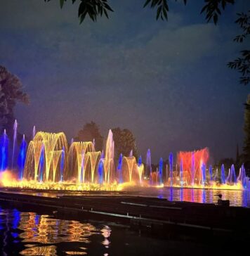 Fântânile din parcul A. I. Cuza – luminate în turcoaz luni, pentru a marca Ziua de Conștientizare a Bolii Batten
