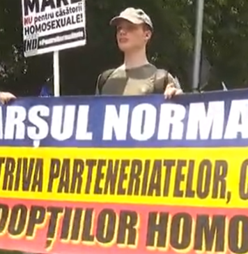 Cruci, icoane și rugăciuni, la Marșul Normalității din București