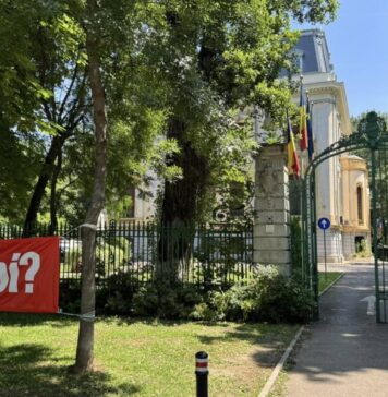 Banner amplasat la sediul PSD: ”Tot voi?”