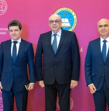 „Mah, cum se face că imediat cum au trecut alegerile, cum ni se spune că gata, coiful e pierdut! Absolut întâmplător CCR face ce face! Matei Păun, care a stat pitit toată campania iese şi el curajos după alegeri să ne spună ca Putin e iubit şi că nu-s proteste in Rusia! Anastasiu la fel cu declaraţiile si cu concedierile! Bolojan nu trece zi fără să anunţe disponibilizări şi taxe! Comisia anunţă şi ea că ne suspendă fondurile!”, scrie jurnalistul Ionuţ Cristache