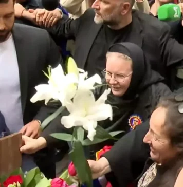 Călin Georgescu, întâmpinat cu flori și scandări, la semnarea controlului judiciar: ”Călin, te iubim!”