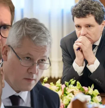 „Reprezentanții Monstruoasei Coaliții execută o terapie de grup, dându-se aparent de ceasul morții și generând un spectacol conform căruia ei încearcă din răsputeri să găsească soluții pentru a scoate România din avarie. Din avaria în care tot ei au adus-o”, spune Sorin Roşca Stănescu