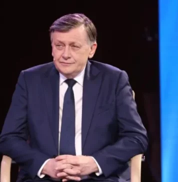 Crin Antonescu: „Nu cred că repari bugetul dacă tai bursele. Pensiile sunt şi aşa mici, nu poți să le tai și mai mult”