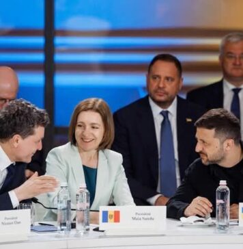 „Toţi trei, Zelenski, Maia Sandu și Nicușor Dan, Sunt produsul unei forțe negre denumite progresism, ce are la bază ideologia șoroșistă a distrugerii identității naționale, statale, spirituale, religioase”, spune analistul politic H. D. Hartmann