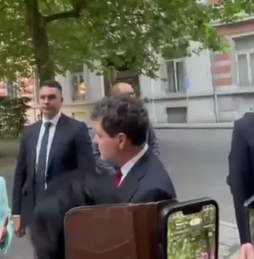 Luat la întrebări de românii din Bruxelles despre anularea alegerilor și sporul de 50% la salariul de 20.000 de la primărie, Nicuşor Dan a dat bir cu fugiții