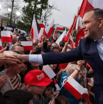 „Suveranistul polonez a câștigat cu sprijinul determinant al Bisericii Catolice, pe când în România BOR a susținut subteran candidatul progresist Nicușor Dan”, spune jurnalistul Marius Ghilezan