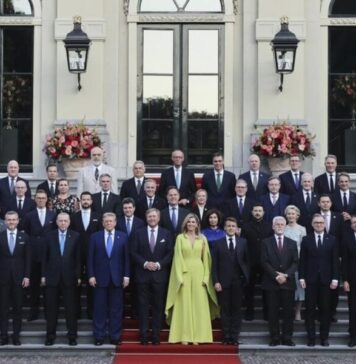 Nicuşor Dan, „ridicat în slăvi” pentru că la Haga a stat la poză în spatele lui Trump