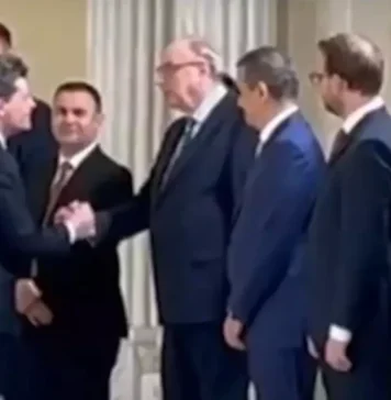 „Ăștia sunt pregătiți să sufere alături de români? CUM? Dragoș Anastasiu, venit dinspre administrația prezidențială, este om de afaceri, acționar în 20 de companii cu afaceri totale de peste 84 de milioane de lei pe anul trecut. Profitul net cumulat depășește 10 milioane lei”, spune activistul civic Luis Bratu