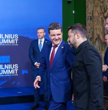 „Nu știu câtă lume conștientizează faptul că România a semnat la Vilnius o declarație de război cu Rusia și ruptura definitivă de SUA; din toate țările participante, numai președintele țării gazdă, președintele pe ducă al Poloniei și lunaticul nostru au semnat declarația de sprijinire a Ucrainei (inclusiv pentru aderarea la NATO) și alocarea a 5% din PIB înarmării”, spiune Iulian Capsali