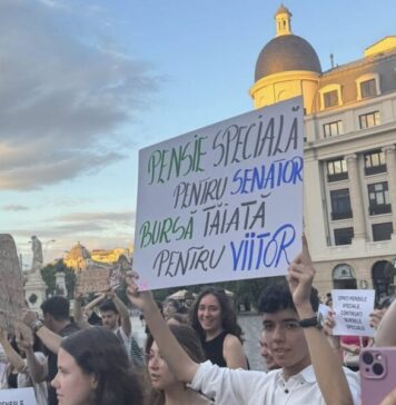 Sute de studenți în stradă: „Bursele nu sunt un moft”