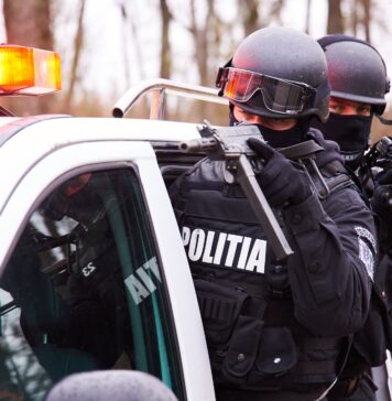 Percheziţii la clanurile Pian şi Purcel, suspectate că au forţat mai multe tinere să se prostitueze în mai mult de zece ţări