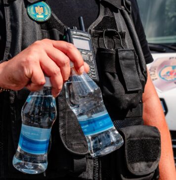 Primăria Capitalei distribuie aproximativ 6.000 de sticle de apă pe zi, în weekend, în stații STB, intersecții, zone pietonale și alte locuri publice aglomerate