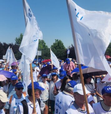 FOTO/VIDEO Sindicaliştii din Sănătate şi Educaţie protestează în faţa Parlamentului, pe cod roşu de caniculă, faţă de măsurile propuse de Executiv