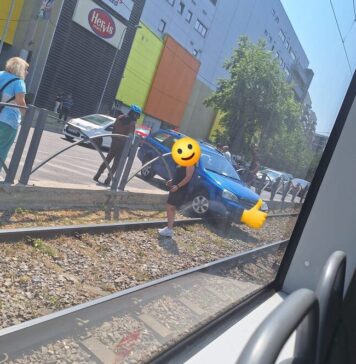 Circulația tramvaielor pe linia 41, blocată pe strada Brașov din cauza unui accident rutier