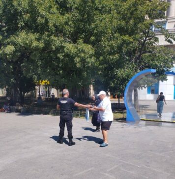 Poliția Locală distribuie apă potabilă gratuit în București, pe fondul valului de căldură extremă