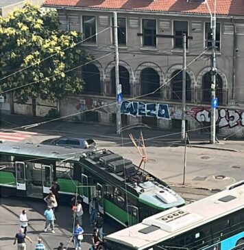 NEWS ALERT Accident grav între un tramvai și un autobuz. 11 persoane, asistate medical / VIDEO