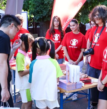 Ghid cu activități propuse de adolescenți, pentru o vacanță dincolo de ecrane: Copiii petrec chiar și zece ore pe ecrane, în vacanță, iar pragul de vârstă a coborât la cinci ani